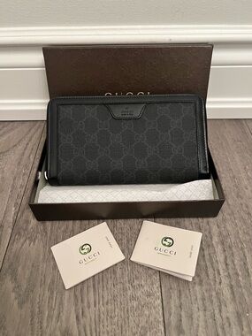 Authentic GUCCI GG Supreme Monogram Zip Around Wallet